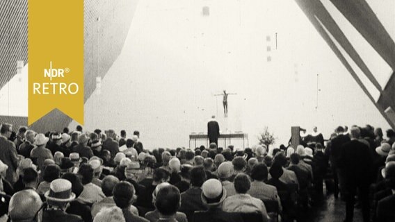 Bonnuskirche in Osnabrück bei ihrer Einweihungsfeier (innen, 1964)  
