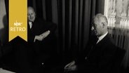 Bürgermeister Paul Nevermann sitzt mit einem Gast im Empfangszimmer des Rathauses (mit Kamin) 1964  