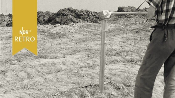 Minensucher mit Gerät auf einer Baustelle 1964  