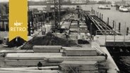 Blick über Baustelle für eine neue Lagerhalle im Hamburger Hafen 1964  