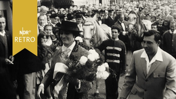 Viele Leute auf dem Stoppelmarkt in Vechta 1964  