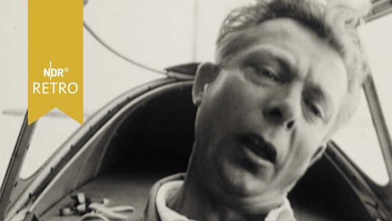 Deutscher Kunstflugmeister Gerhard Pawolka im Cockpit während eines Fluges 1964  