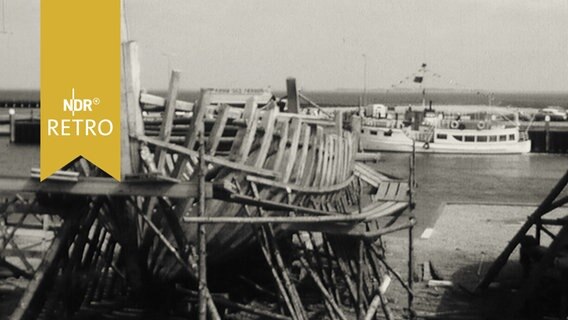Holzrumpf eines Fischerbootes in einer Werfe in Römö 1964  