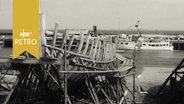 Holzrumpf eines Fischerbootes in einer Werfe in Römö 1964  