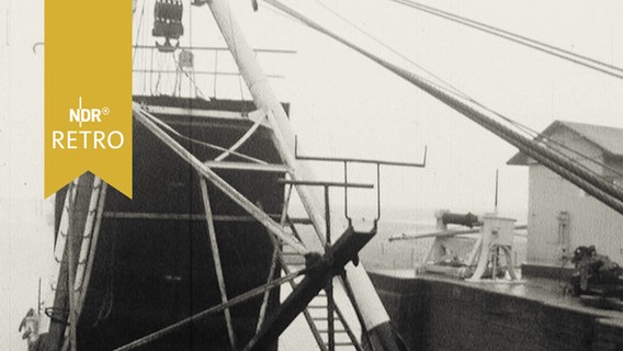 Kran hebt ein Fluttor ins Wasser (1964 bei Varel)  