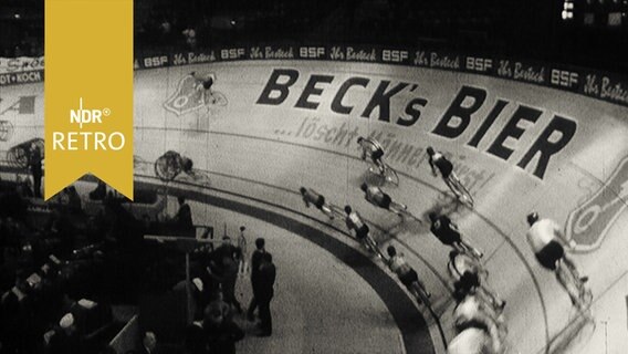 Radrennsportler beim Sechstagerennen in Bremen 1964 auf der Bahn  