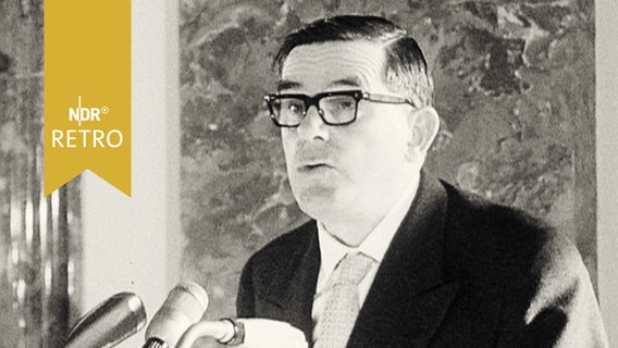 Golo Mann bei einer Rede 1965  