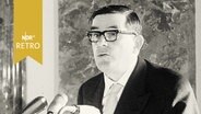 Golo Mann bei einer Rede 1965  
