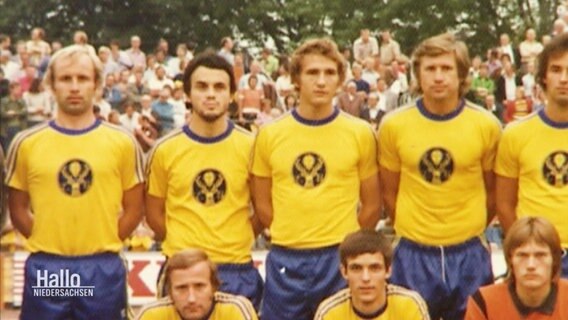 Alte Fotografie von Eintracht-Spielern im Trikot.  