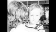 Mutter mit Kind (Archivbild von 1964).  