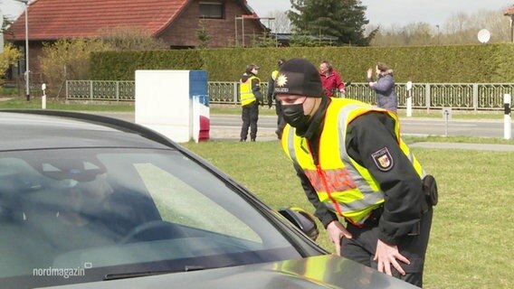 Eine Polizeikontrolle an einer mecklenburgischen Grenze.  