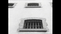 Vergitterte Fenster eines Gefängnisses (Archivmaterial aus den 1960ern).  