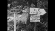 Straßenschilder mit der Aufschrift Marseille, Carnoux,  Fontblanche Ranch.  