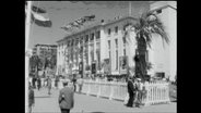 Französische Architektur, mit Menschen und Palmen im Vordergrund (Archivbild)  
