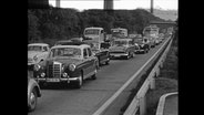 Autos stehen im Stau (Archivbild)  