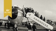 Musiker der Berliner Philharmoniker winken von der Gangway am Flughafen Hannover (1965) vor dem Abflug nach New York  