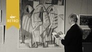Mann in einer Ausstellung vor einem Gemälde von Eduard Bargheer (1965)  