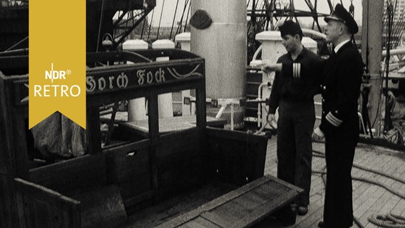 Offizier und Arbeiter an Deck der Gorch Fock (1965)  
