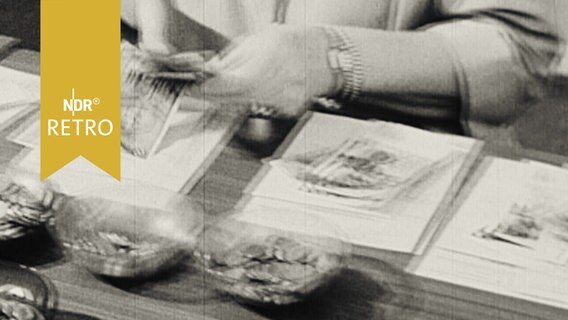 Hände zählen Geld ab - zum Befüllen einer Lohntüte 1965  