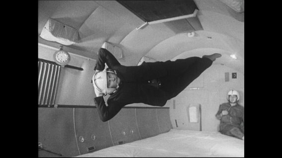 Ein Mann ist schwerelos in einem Flugzeug (Archivbild)  