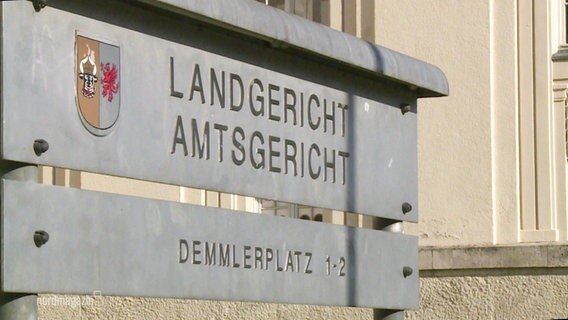 Blick auf das Schild des Landegerichts Schwerin.  
