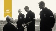 Bundesverteidigungsminister Kai-Uwe von Hassel bei Siegerehrung von Soldaten beim Sportfest der Offiziersschulen der Bundeswehr 1964  