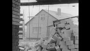 Ziegelsteine auf einer Haus-Baustelle.  