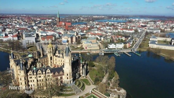 Blick auf das Schweriner Schloss und die Stadt von oben.  