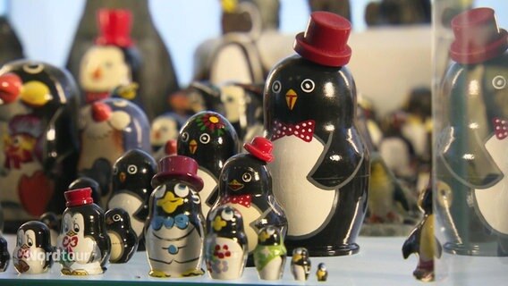Viele kleine Pinguinfiguren.  