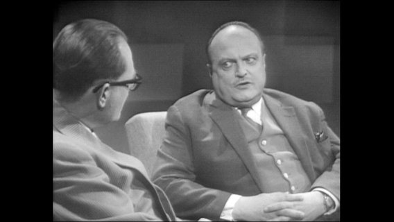 Zwei Männer sitzen sich gegenüber und führen ein Gespräch (Archivbild)  