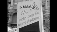 Ein Plakat der IGMetall auf dem nach einer Lohneröhnung gefordert wird  