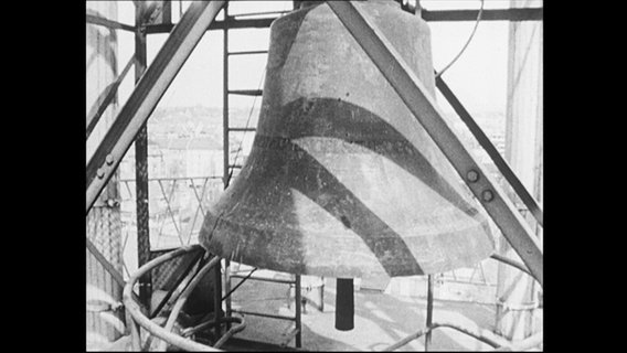 Eine Kirchenglocke im Glockenturm.  