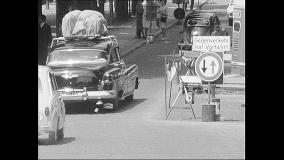 Autos passieren eine Baustelle (Archiv-Bild).  
