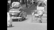 Autos passieren eine Baustelle (Archiv-Bild).  