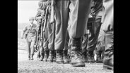 Soldaten der Bundeswehr marschieren.  