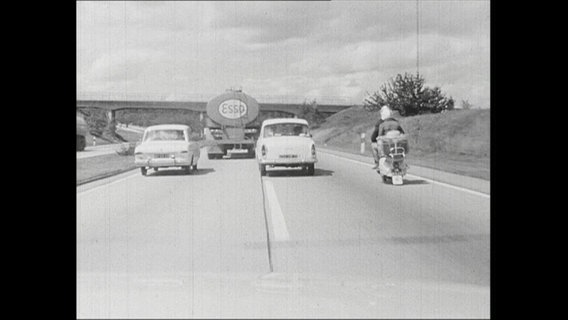 Lkw, Autos und Motorrad auf einer Autobahn (Archiv-Bild).  
