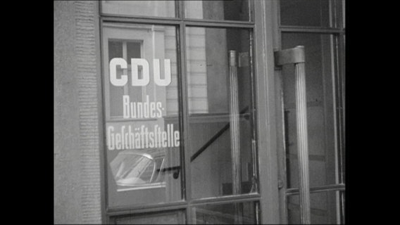 Glastür mit der Aufschrift: CDU-Bundesgeschäftsstelle.  