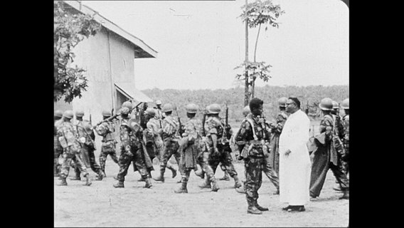 Kongolesische Soldaten marschieren.  