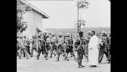 Kongolesische Soldaten marschieren.  