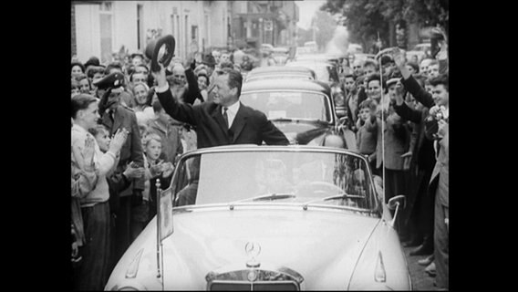 Willy Brandt in einem Cabrio.  