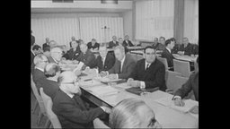 Teilnehmer des Untersuchungsausschusses an einem Konferenztisch.  