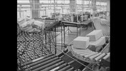 Fließbänder in einer Fabrik.  