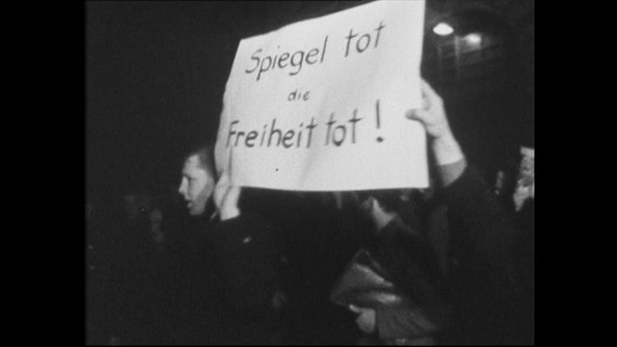Plakat mit der Aufschrift "Spiegel tot die Freiheit tot"  