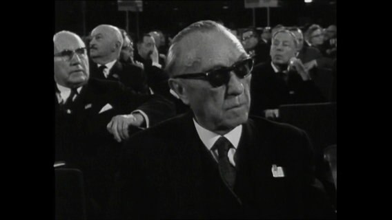 Konrad Adenauer mit Sonnenbrille.  