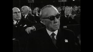 Konrad Adenauer mit Sonnenbrille.  