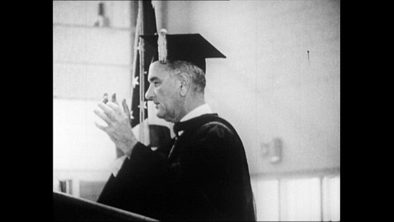 Johnson im Talar und Doktorhut.  