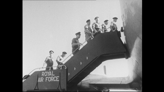 Soldaten auf einer Flugzeugtreppe der Royal Airforce.  