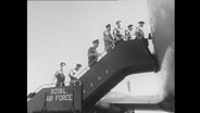 Soldaten auf einer Flugzeugtreppe der Royal Airforce.  