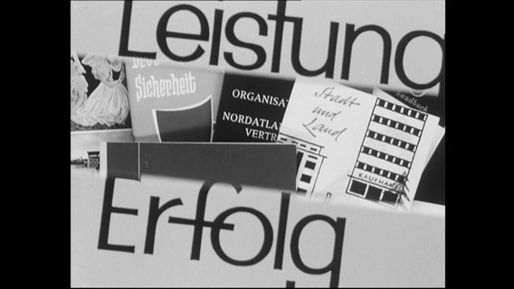Broschüren mit der Aufschrift "Leistung und Erfolg" "Stadt und Land" "Sicherheit"  