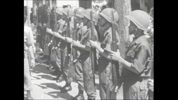 Soldaten stehen in einer Reihe.  